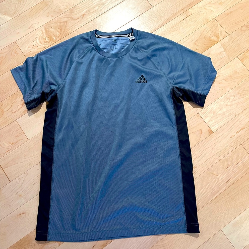 Mens Adidas   shirt size M